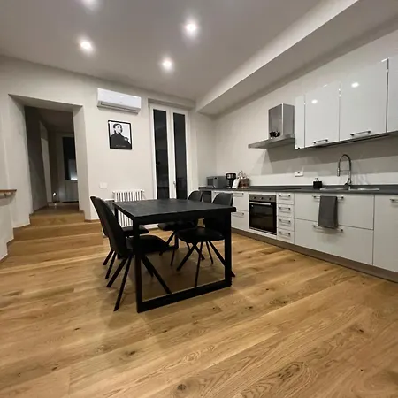 Courtyard 23 * Lucques